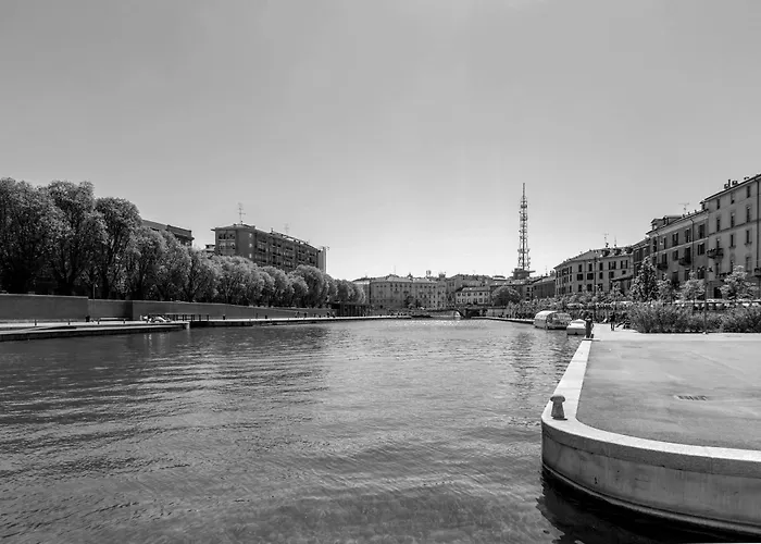 Navigli - Darsena; La Perla Di Milano